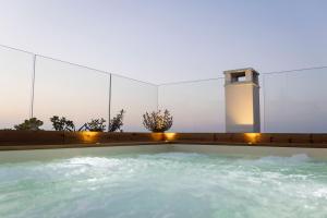 Bazén v ubytování Porta Vetere - Boutique Rooms nebo v jeho okolí