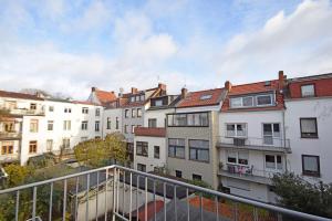 d'un balcon offrant une vue sur un groupe de bâtiments. dans l'établissement Air Apartments 4, à Brême