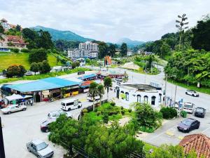 uma cidade com carros estacionados num parque de estacionamento em BRICKS Cameron Hostel em Tanah Rata