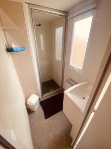 a bathroom with a sink and a mirror at Mobilhome P27 6 personnes climatisé in Le Portel