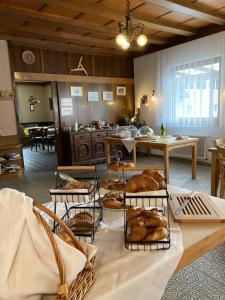 ein Zimmer mit einem Tisch mit mehreren Brotständern in der Unterkunft Moserwirt Pension in Sankt Veit an der Glan