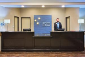 Vstupní hala nebo recepce v ubytování Holiday Inn Express Hotel & Suites Alvarado by IHG