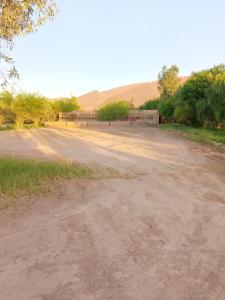 una strada sterrata in mezzo al deserto. di Agadir a Akka