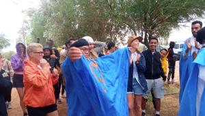 un gruppo di persone che tengono un lenzuolo blu di Agadir a Akka