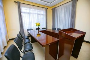 a conference room with a large wooden desk and chairs at Snow View Annex in Himo