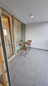 uma varanda com uma mesa e cadeiras em 2 room Apartment with terrace, new building, 2BK em Bratislava