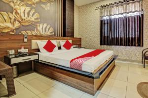 Een bed of bedden in een kamer bij OYO Flagship 81231 Hotel Seven