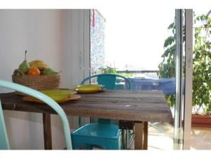 a wooden table with a basket of fruit on it at Habitación en piso compartido Room in shared flat in Torremolinos