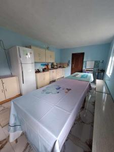 una cucina con un grande letto in una camera con un frigorifero di Guesthouse Luka a Martvili