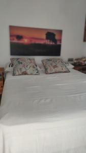 - un lit blanc avec 2 oreillers dans l'établissement Habitación en piso compartido Room in shared flat, à Torremolinos
