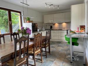 eine Küche mit einem Holztisch und Stühlen in der Unterkunft Behagliches Haus mit Kamin in Monschau