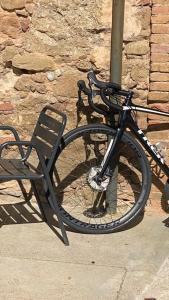una bicicleta está estacionada junto a un banco en Hostal de Bianya en Vall de Bianya