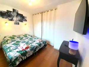 een slaapkamer met een bed en een tafel met een lamp bij Élégante maison avec patio Vatan Centre in Vatan