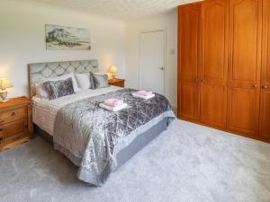 a bedroom with a bed with two pink towels on it at Joray Bungalow in Alford