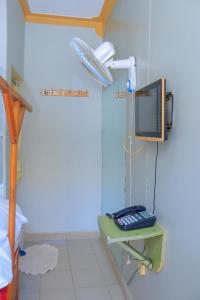 una habitación de hospital con un ordenador en una mesa en Perfect Guest House Kyotera en Kyotera