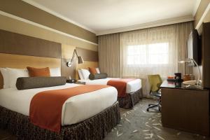 una camera d'albergo con due letti e una televisione di Hotel Abri Union Square a San Francisco