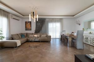 un salon avec un canapé et une table dans l'établissement Villa Rapha Maris, à Afantou 28 autres photos