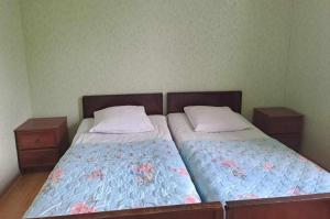 una camera con due letti e due comodini di Guesthouse Luka a Martvili