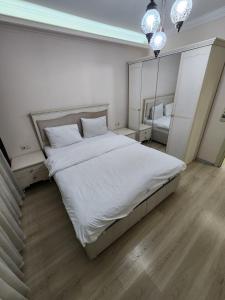 سرير أو أسرّة في غرفة في Esa Apart Hotel