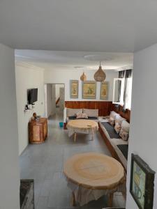 uma sala de estar com um sofá e uma mesa em Casa Tanger em Tânger