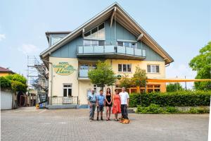 um grupo de pessoas em pé em frente a uma casa em Gasthof Hasen em Berg bei Ravensburg