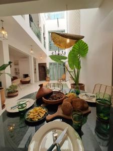 uma mesa com pratos de comida em cima em Magnifique Riad Lantau - Authentic & Chic em Marrakech