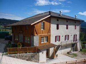 une maison avec un toit en bois dans l'établissement Agritur Maso Forcola, à Brez