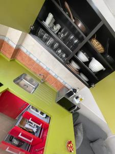 an overhead view of a kitchen with green and red at CENTRICA Y TRANQUILA in Jerez de la Frontera