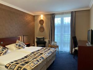 African Sky Hotel tesisinde bir odada yatak veya yataklar
