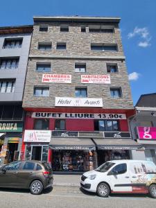 dos coches estacionados frente a un edificio en Hotel Avanti, en Pas de la Casa