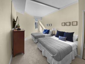 1 dormitorio con 2 camas y almohadas azules en 24B Powder Run condo, en Park City