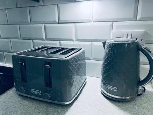 a toaster and a toaster on a kitchen counter at Burkhardt Hall- Parking Included- Sleeps 4 in Swindon
