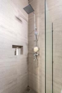 eine Dusche mit Glastür und eine Dusche in der Unterkunft Ramana Villa Uluwatu in Uluwatu + 43 Fotos