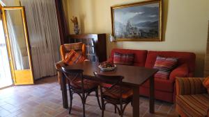 un soggiorno con tavolo e divano di Chorrillo Alto a Torres