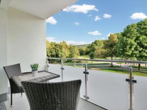um pátio com uma mesa e cadeiras numa varanda em INhome Studio Apartment - Küche - Parken - TV em Schwäbisch Hall