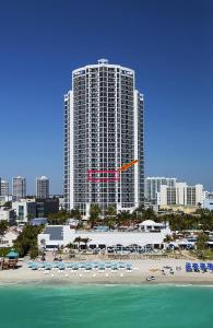 un edificio alto con una spiaggia di fronte di TRUMP INTL 2 BEDROOM APARTMENT 1600 Sqf OCEAN FRONT a Miami Beach