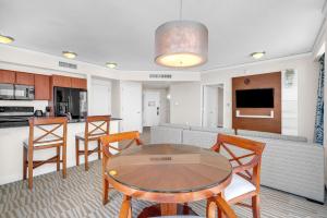 Il comprend une cuisine et un salon avec une table et des chaises. dans l'établissement TRUMP INTL 2 BEDROOM APARTMENT 1600 Sqf OCEAN FRONT, à Miami Beach