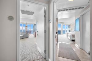 una camera con vista su una camera da letto e un letto di TRUMP INTL 2 BEDROOM APARTMENT 1600 Sqf OCEAN FRONT a Miami Beach