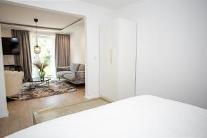 Säng eller sängar i ett rum på Luxus Ferienwohnung "Mila" mit Moselblick und Garage für Motor- und Fahrräder