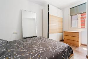 1 dormitorio con cama y ventana en Beachside Bliss Charming 1-bedroom, Barceloneta, en Barcelona