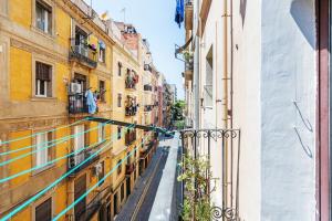 un callejón entre dos edificios en una ciudad en Beachside Bliss Charming 1-bedroom, Barceloneta, en Barcelona