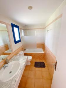 bagno con lavandino, vasca e servizi igienici di Casa Sol y Mar a Costa Calma