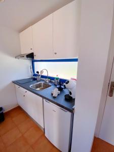 una cucina con lavandino e piano di lavoro di Casa Sol y Mar a Costa Calma