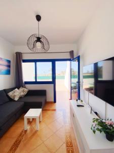 un soggiorno con divano e tavolo di Casa Sol y Mar a Costa Calma
