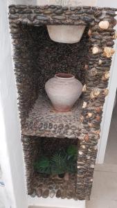 een stenen plank met een vaas erop bij LA CASA DEL MAR in Pozo Izquierdo
