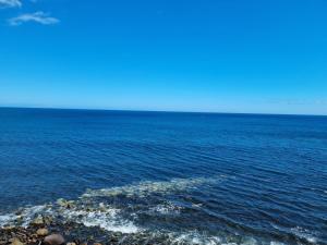 ein großer Wasserkörper mit felsiger Küste in der Unterkunft LA CASA DEL MAR in Pozo Izquierdo