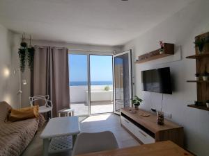 a living room with a view of the ocean at LA CASA DEL MAR in Pozo Izquierdo