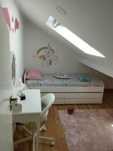 Schlafzimmer mit einem Bett, einem Schreibtisch und einem Tisch in der Unterkunft Katyto house in Costa da Caparica