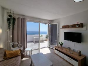 a living room with a view of the ocean at LA CASA DEL MAR in Pozo Izquierdo