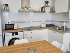 eine Küche mit Spüle und Waschmaschine in der Unterkunft LA CASA DEL MAR in Pozo Izquierdo + 29 Fotos